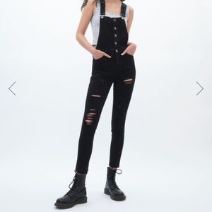 BLACK DISTRESSED OVERALLS